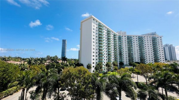 19390 Collins Ave #424 Sunny Isles Beach, FL 33160
