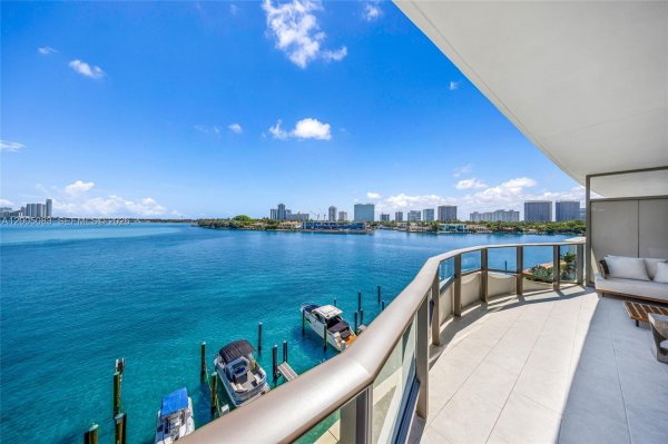 1135 103rd St #504 Bay Harbor Islands, FL 33154