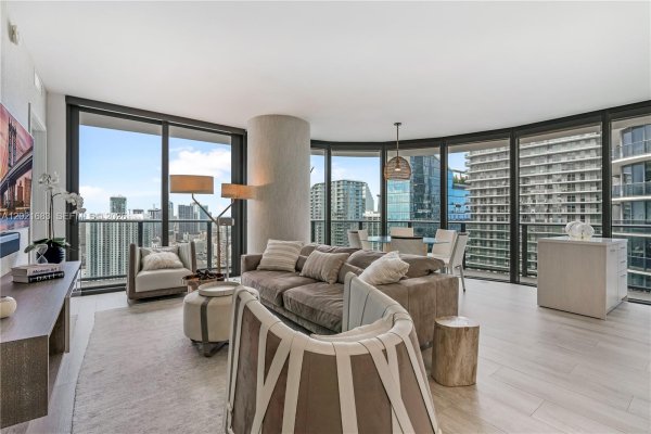 55 SW 9th St #4001 Miami, FL 33130