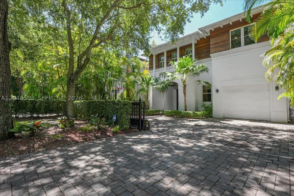 4734 Sunset Dr Miami, FL 33143