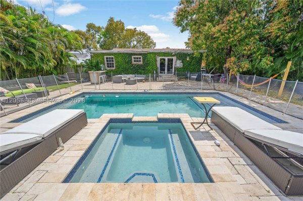 2427 SW 12th St Miami, FL 33135