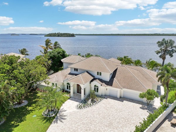 526 Pt Ln Vero Beach, FL 32963