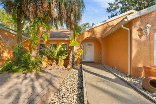 619 29th St Bradenton, FL 34208