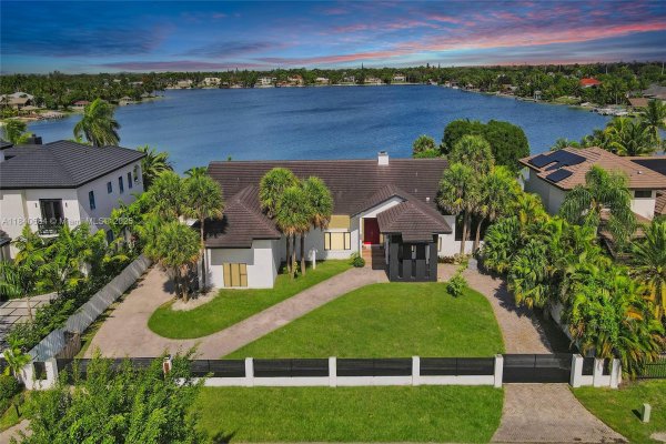 13724 SW 92nd Ct Miami, FL 33176