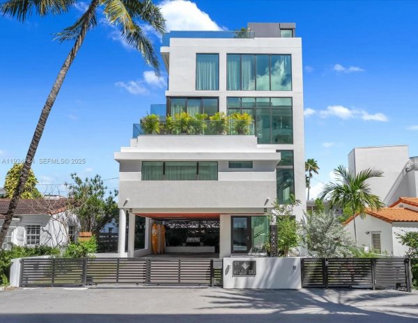 11 Century Ln Miami Beach, FL 33139