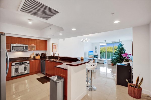 14951 Royal Oaks Ln #401 North Miami, FL 33181