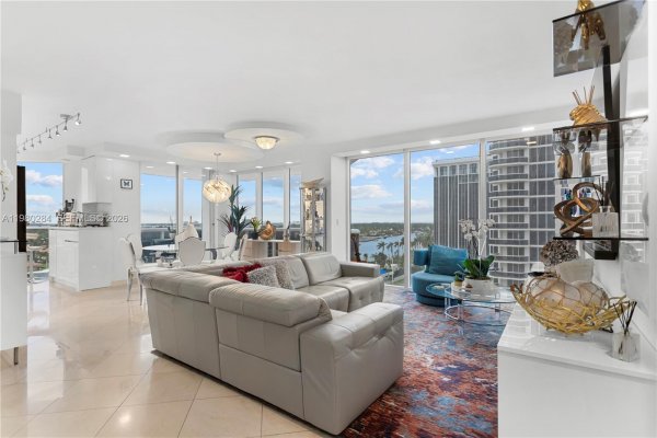 4775 Collins Ave #1007 Miami Beach, FL 33140