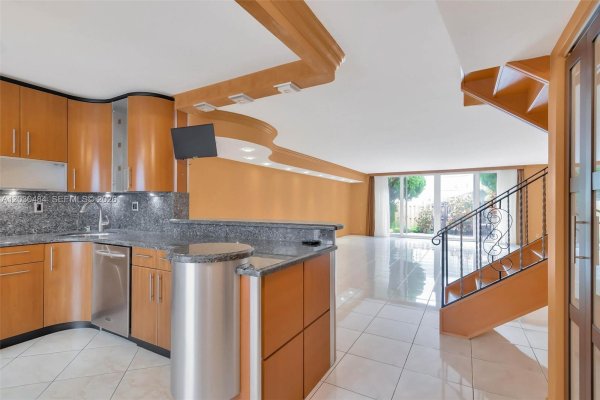 812 NE 26th Ave Hallandale Beach, FL 33009