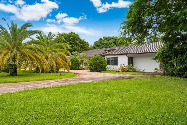 8700 SW 97th Ter Miami, FL 33176