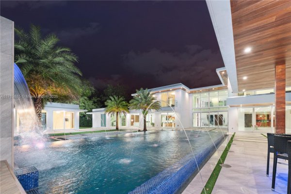 6300 Moss Rnch Rd Pinecrest, FL 33156