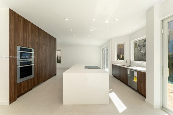 3944 NE 194th Trl Sunny Isles Beach, FL 33160