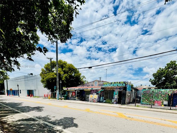 203 NW 35th St Miami, FL 33127