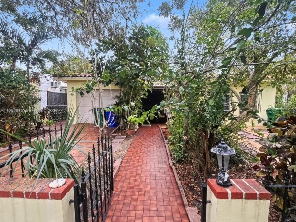 1712 SW 13th St Miami, FL 33145