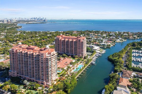 10 Edgewater Dr #7G Coral Gables, FL 33133