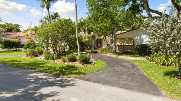11490 SW 72nd Ct Pinecrest, FL 33156