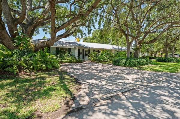 11100 SW 73rd Ct Pinecrest, FL 33156