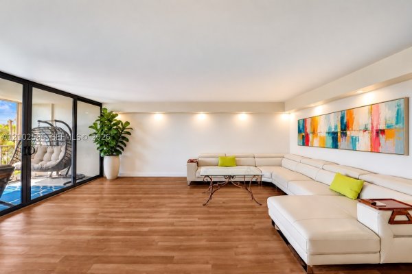 1901 N Ocean Blvd #3B Fort Lauderdale, FL 33305