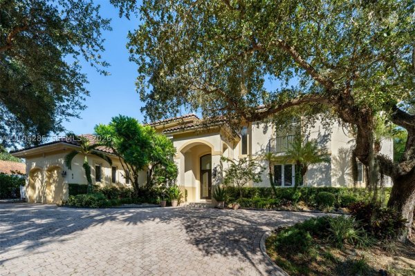 673 Destacada Cir Coral Gables, FL 33156