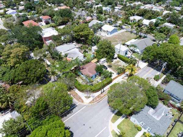 1915 Lake West Palm Beach, FL 33401