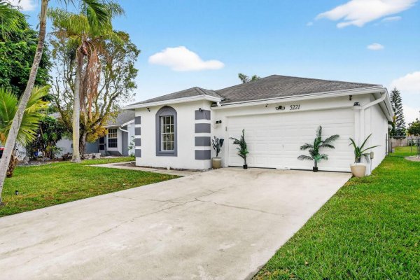 5221 Arbor Glen Lake Worth, FL 33463