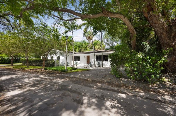 3894 Main Hwy Miami, FL 33133