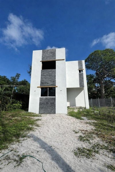 518 NW 13th Ave Fort Lauderdale, FL 33311