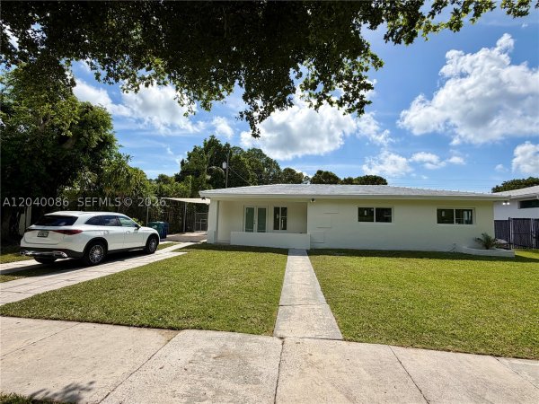 8235 SW 62nd Pl Miami, FL 33143