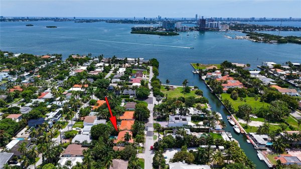 1085 NE 84th St Miami, FL 33138