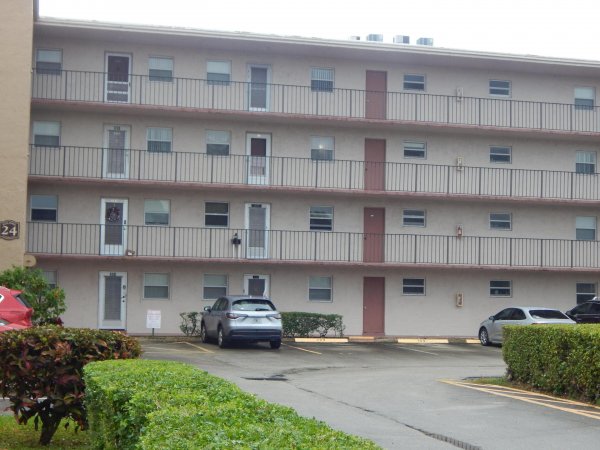 225 Bonnie Blvd #204 Palm Springs, FL 33461