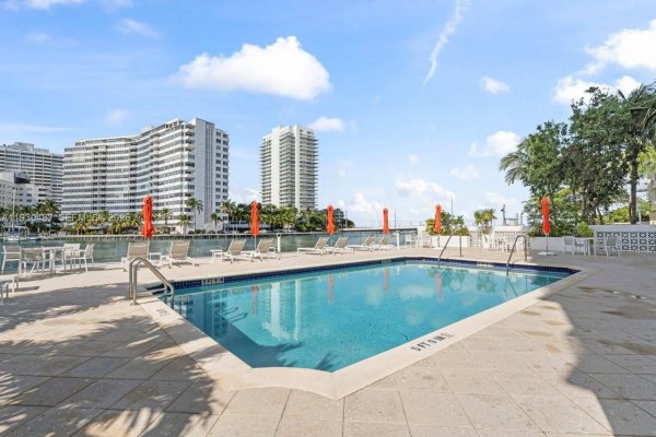 1450 Lincoln Rd #307 Miami Beach, FL 33139