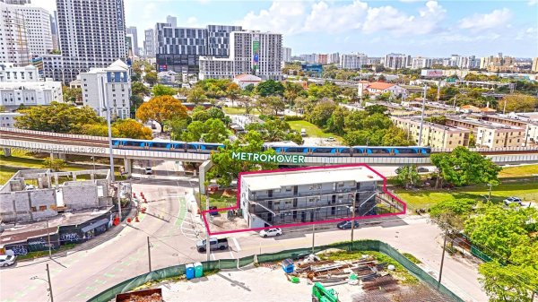 220 NW 11th Ter Miami, FL 33136