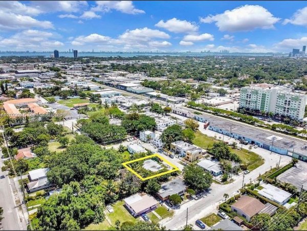 261 NW 73rd Ter Miami, FL 33150