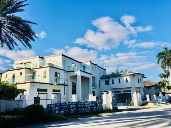 4 Pelican Dr Fort Lauderdale, FL 33301