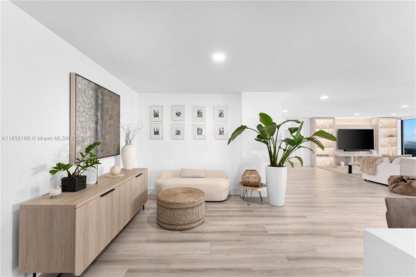 2401 Collins Ave #1510/1511 Miami Beach, FL 33140