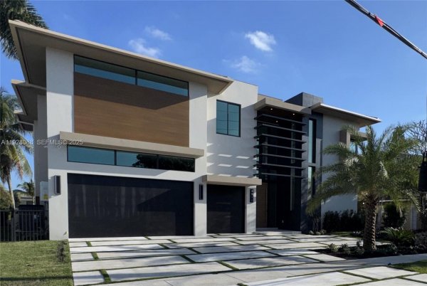 4910 NE 27th Ave Lighthouse Point, FL 33064