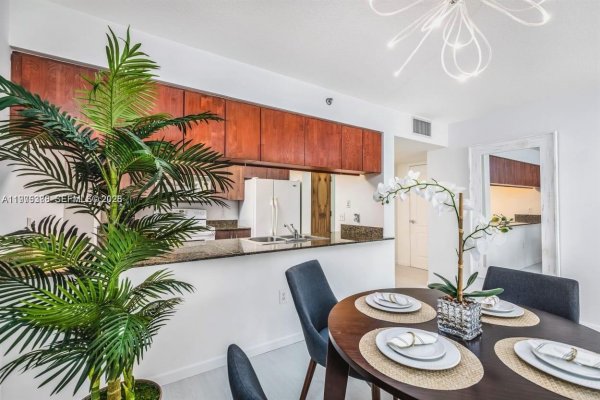 1200 Brickell Bay Dr #1808 Miami, FL 33131