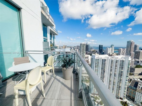 92 SW 3rd St #PH5213 Miami, FL 33130