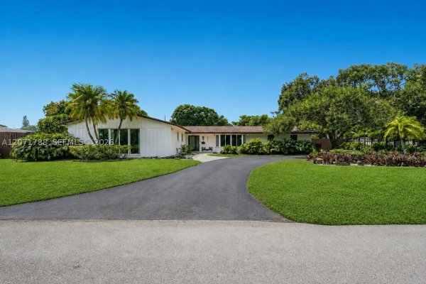 8520 SW 151st St Palmetto Bay, FL 33158