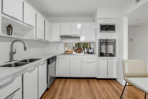 170 Lakeview Dr #203 Weston, FL 33326