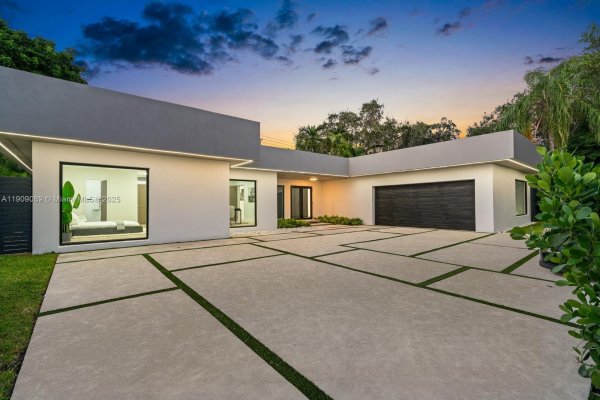 85 W Shore Dr W Miami, FL 33133