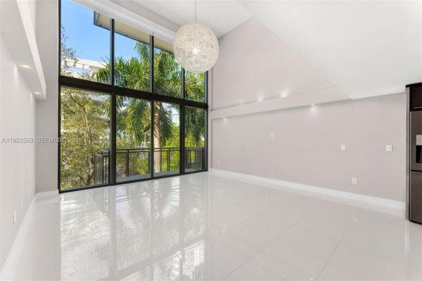 6000 Collins Ave #330 Miami Beach, FL 33140