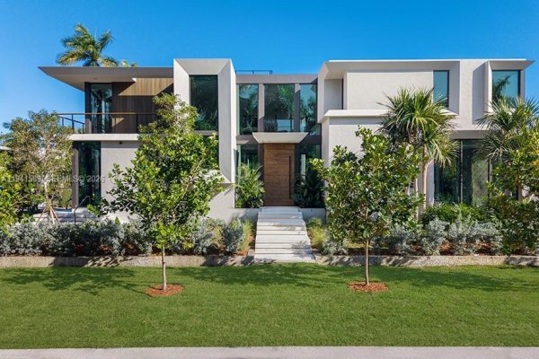 375 S Hibiscus Dr Miami Beach, FL 33139