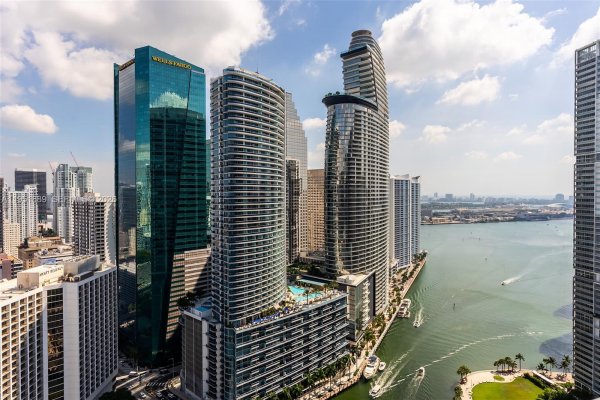 77 SE 5th St #3013 Miami, FL 33131