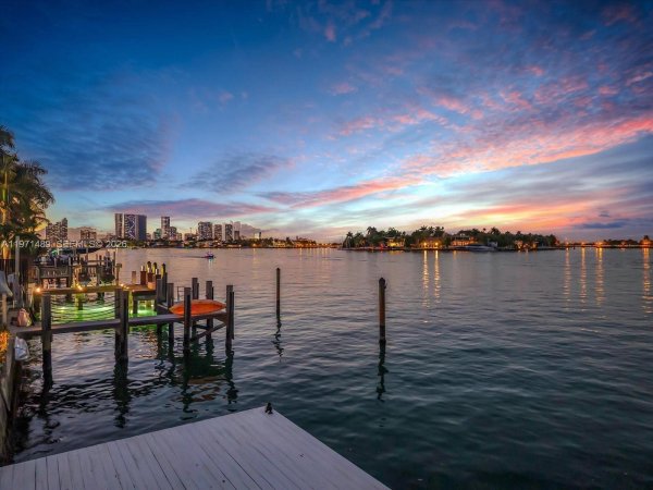 279 N Hibiscus Dr Miami Beach, FL 33139