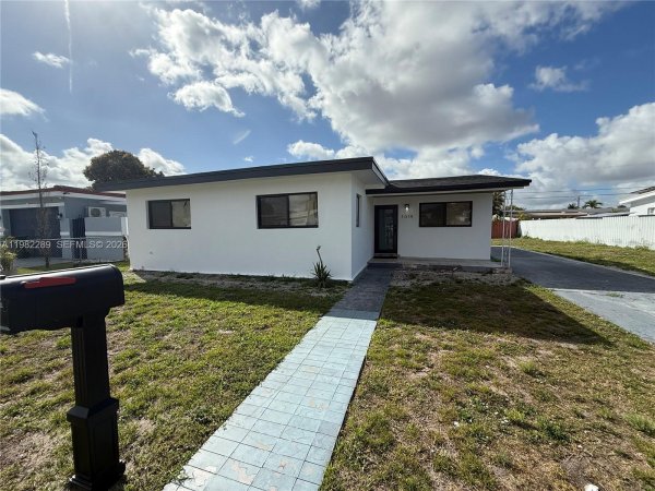 1014 W 66th St Hialeah, FL 33012