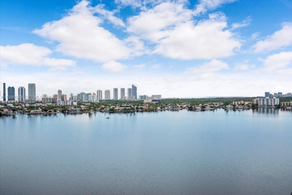 17301 Biscayne Blvd #1010 North Miami Beach, FL 33160