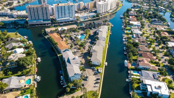 450 Paradise Isle Hallandale Beach, FL 33009