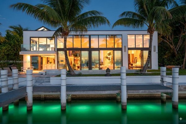 7960 Biscayne Pt Cir Miami Beach, FL 33141 7960 Biscayne Pt Cir Miami Beach, FL 33141