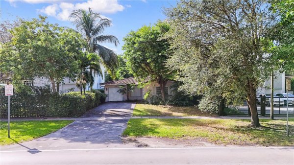 5210 SW 72nd St Miami, FL 33155