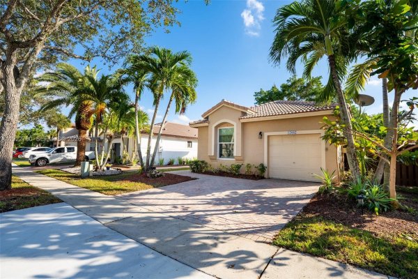 17082 NW 11th St Pembroke Pines, FL 33028